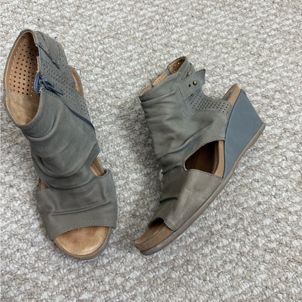 Earth Wedge Sandals Size 8.5 peep toe wedge heels